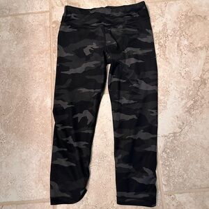 Athleta Girl Black Camo Chit Chat Capri Pants size L/12. Like new